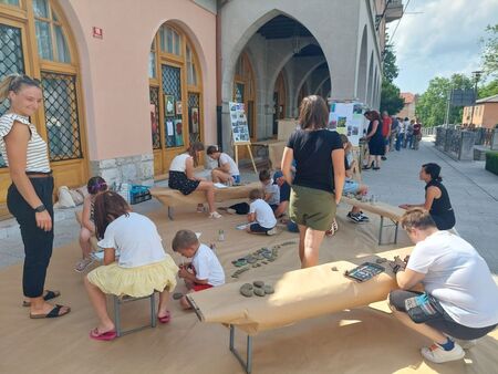 Kamne so barvali otroci različnih starosti (2)